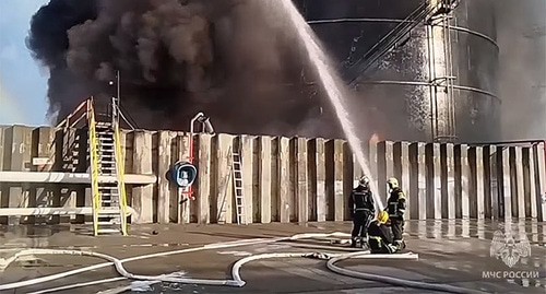 Пожар на нефтебазе в Азове. Кадр из видео на сайте МЧС России 