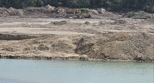 Добыча песка в русле реки Пшеха, фото предоставлено жителем пос. Заречный 
