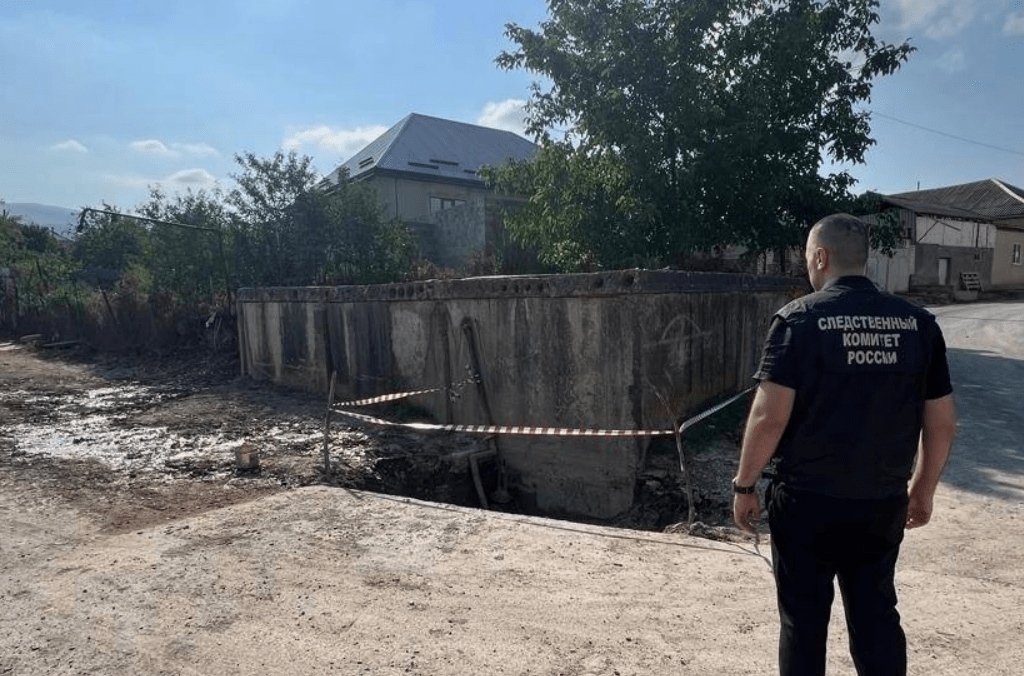 Сотрудник Следкома у водопровода в селе Эрпели. Скриншот фото Следкома по Дагестану от 06.08.24, https://t.me/dagestan_sledcom05/2346