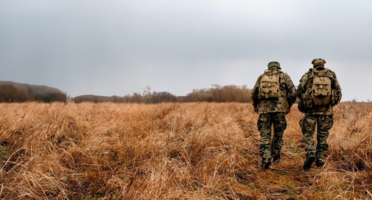 Военные идут в поле. Иллюстрация создана с помощью программы Copilot