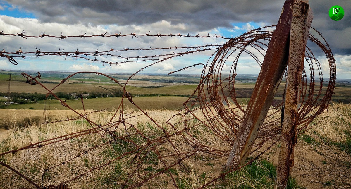 Колючая проволока на поле боя. Иллюстрация создана "Кавказским узлом" с помощью ИИ в программе Photoshop