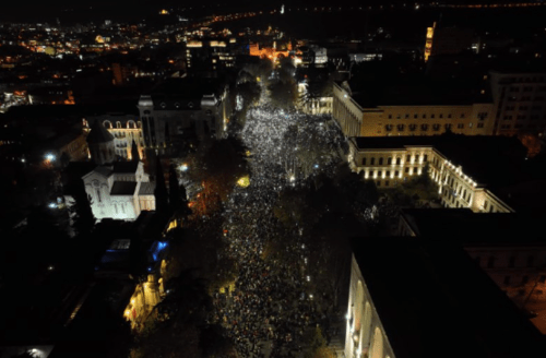 Протестующие у парламента Грузии вечером 02.12.23, Скриншот фото Ezz Gaber  https://t.me/georgia_24/6052.