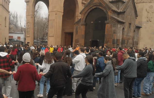 Верующие во дворе церкви Святой Анны в Ереване. Фото Армине Мартиросян для "Кавказского узла".