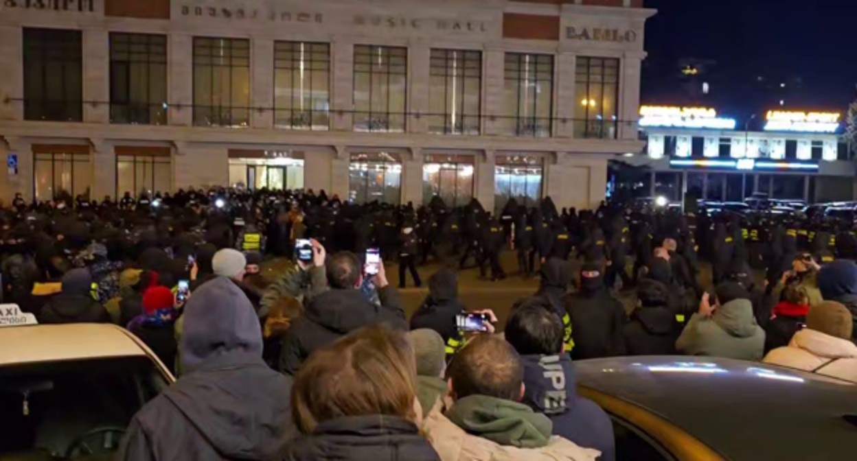 Полиция на месте акции протеста в Тбилиси 12 декабря,  стоп-кадр видео https://t.me/Tbilisi_life/35807?single