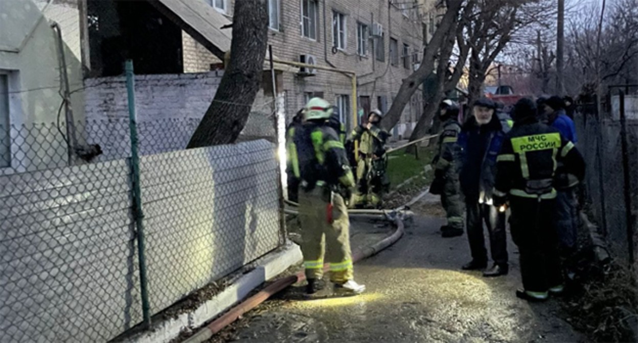 Cгоревшие здание бывшего заводского общежития в Махачкале. Фото: МЧС России по РД