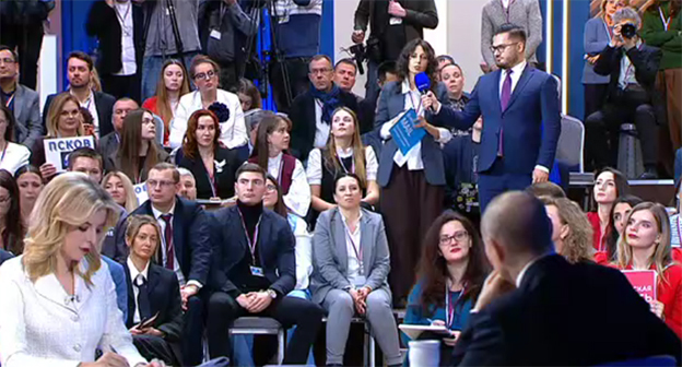 Владимир Путин во время прямой линии с жителями России. Фото: http://kremlin.ru/events/president/news/78815 Владимир Путин во время прямой линии с жителями России. Фото: http://kremlin.ru/events/president/news/78815