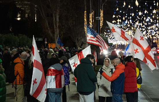 Участники акции протеста у парламента Грузии. Скриншот фото Publika от 24.12.25, https://www.facebook.com/photo/?fbid=1637933247606219&set=pcb.1637933337606210 (деятельность компании Meta, владеющей соцсетью, запрещена в России). Участники акции протеста у парламента Грузии. Скриншот фото Publika от 24.12.25, https://www.facebook.com/photo/?fbid=1637933247606219&set=pcb.1637933337606210 (деятельность компании Meta, владеющей соцсетью, запрещена в России).
