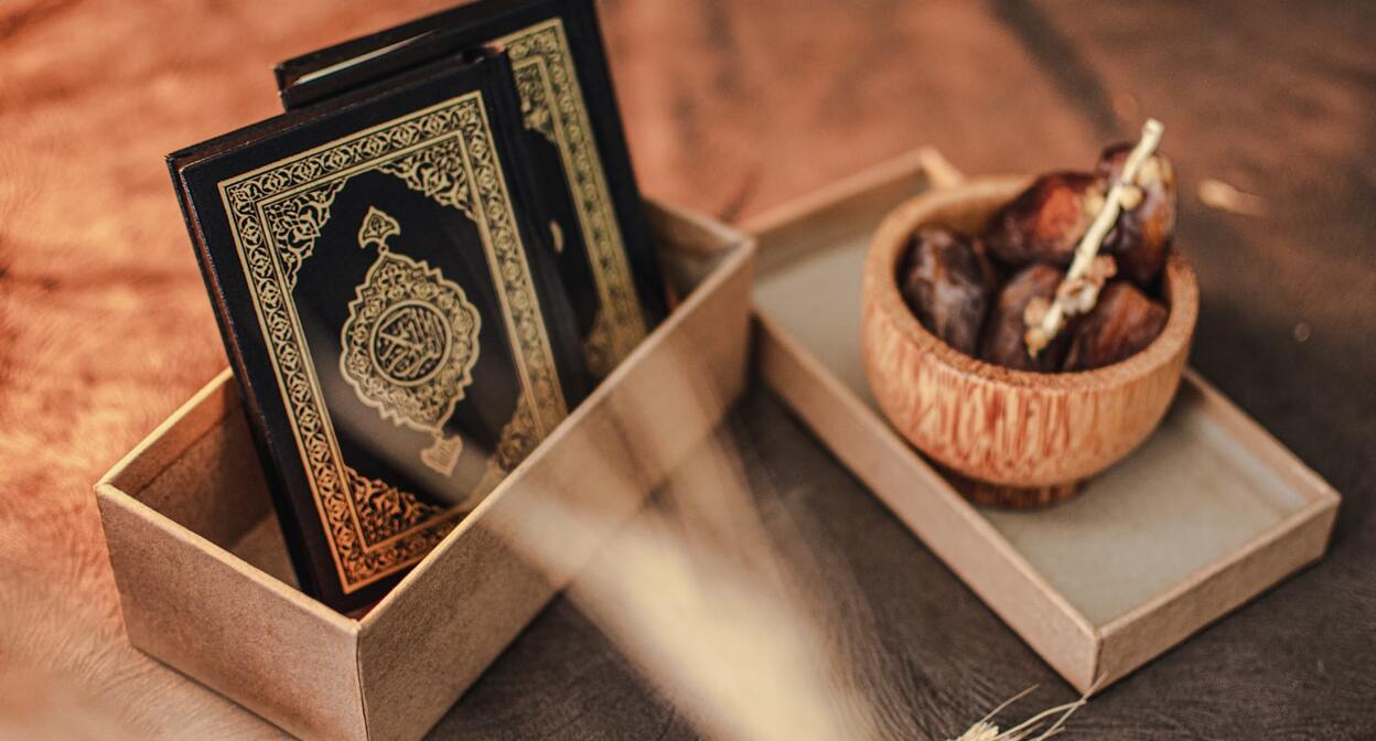 Коран и финики. Фото: Masjid Pogung Dalangan / Unsplash.com Коран и финики. Фото: Masjid Pogung Dalangan / Unsplash.com