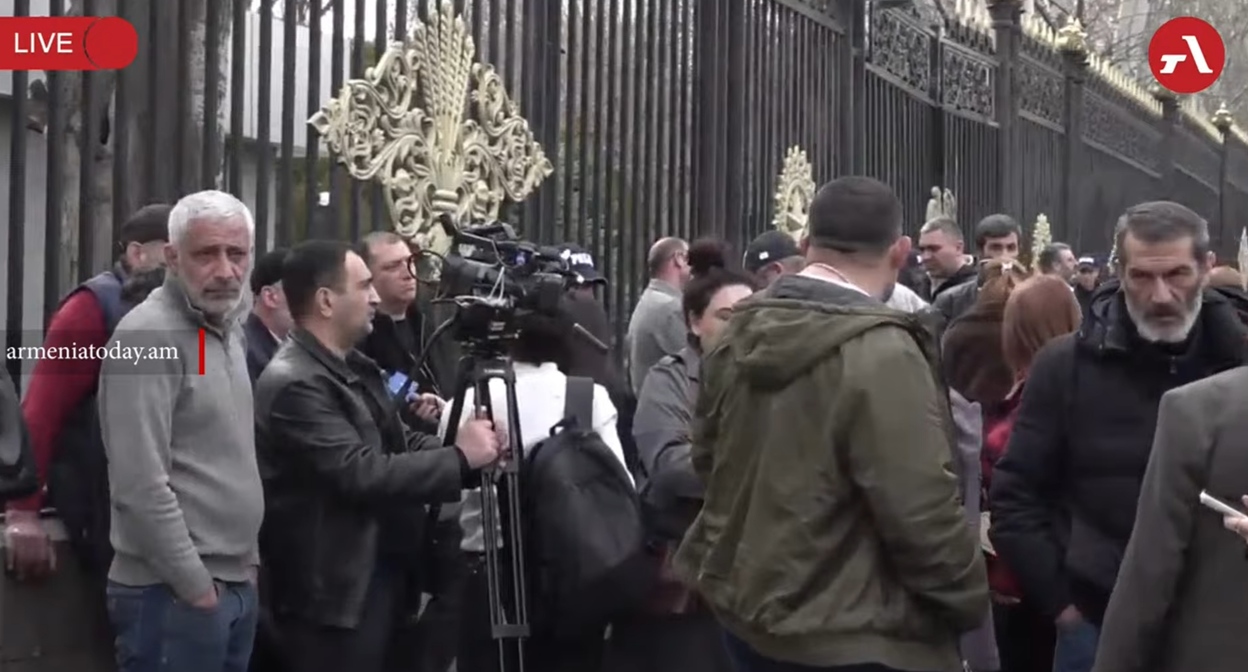 Акция протеста в Ереване. 24 марта 2026 года. Кадр видео Armenia Today https://www.youtube.com/watch?v=32uMlhhn5hI Акция протеста в Ереване. 24 марта 2026 года. Кадр видео Armenia Today https://www.youtube.com/watch?v=32uMlhhn5hI