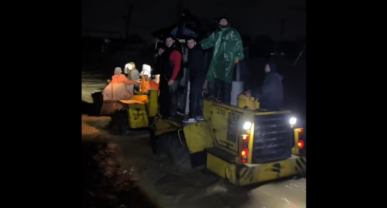 Эвакуация жителей поселка в Гудермесе. Кадр видео главы администрации Гудермесского района https://t.me/khamzatmagamadov/3489 Эвакуация жителей поселка в Гудермесе. Кадр видео главы администрации Гудермесского района https://t.me/khamzatmagamadov/3489