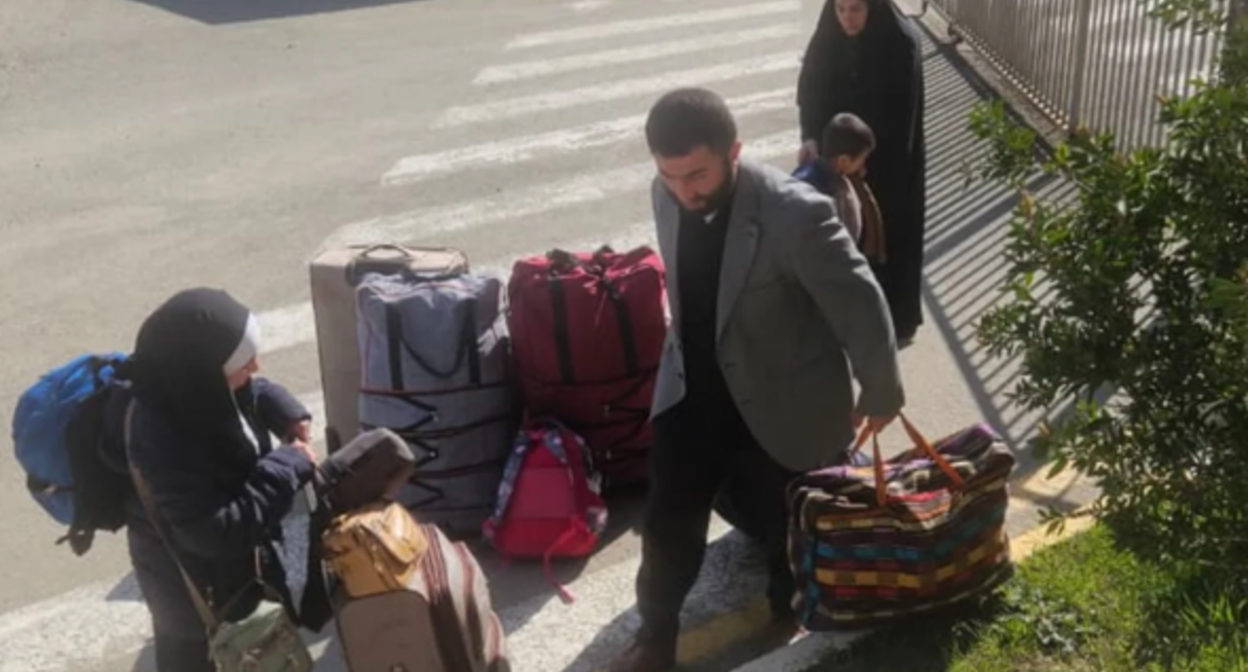 Иностранцы на КПП в Азербайджане. Скриншот фото Report от 31.03.26, https://report.az/ru/vneshnyaya-politika/iz-irana-v-azerbajdzhan-evakuirovano-bolee-3-tys-chelovek#gallery_daece218d9fe6d20ad0c6c63a6b917dd-3 Иностранцы на КПП в Азербайджане. Скриншот фото Report от 31.03.26, https://report.az/ru/vneshnyaya-politika/iz-irana-v-azerbajdzhan-evakuirovano-bolee-3-tys-chelovek#gallery_daece218d9fe6d20ad0c6c63a6b917dd-3