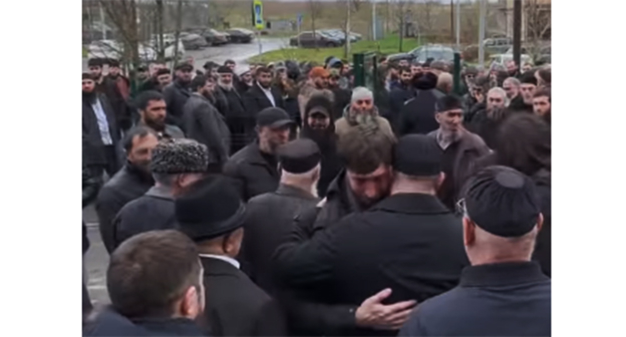 Люди возле суда, где проходило заседание по делу имама Тамасханова. 21 апреля 2026 г. Скриншот видео https://www.instagram.com/p/DXXRkQjDUeD/ Instagram принадлежит компании Meta деятельность которой запрещена в России Люди возле суда, где проходило заседание по делу имама Тамасханова. 21 апреля 2026 г. Скриншот видео https://www.instagram.com/p/DXXRkQjDUeD/ Instagram принадлежит компании Meta деятельность которой запрещена в России