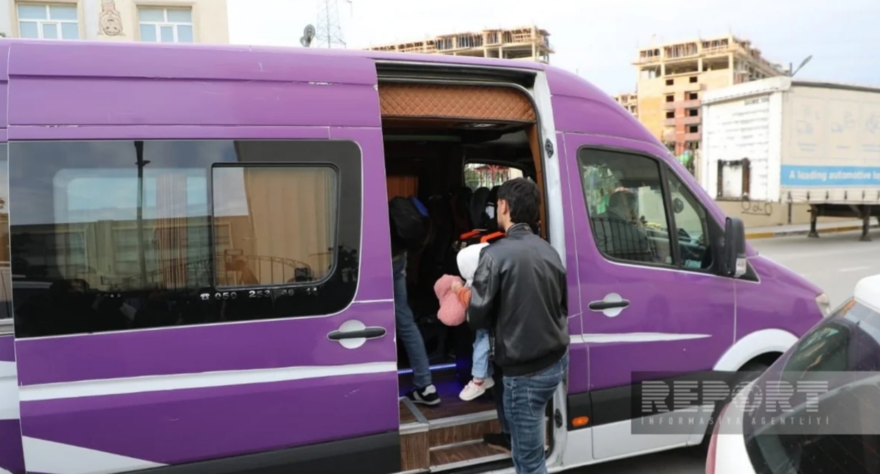 Бывшие вынужденные переселенцы перед возвращением в Карабах. 28 апреля 2026 года. Фото: Report https://report.az/ru/vnutrennyaya-politika/v-gorod-hodzhavend-poselok-gyrmyzy-bazar-i-selo-hanoba-vyehali-ocherednye-gruppy-byvshih-vynuzhdennyh-pereselencev Бывшие вынужденные переселенцы перед возвращением в Карабах. 28 апреля 2026 года. Фото: Report https://report.az/ru/vnutrennyaya-politika/v-gorod-hodzhavend-poselok-gyrmyzy-bazar-i-selo-hanoba-vyehali-ocherednye-gruppy-byvshih-vynuzhdennyh-pereselencev