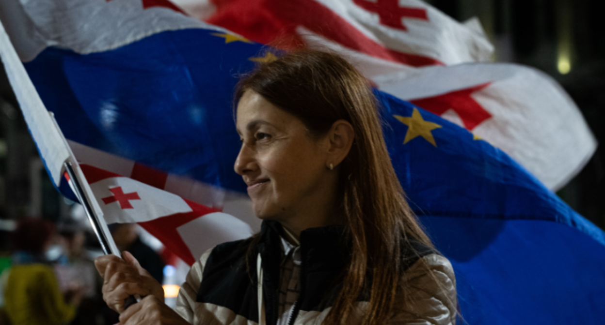 Участница акции у парламента Грузии. Скриншот фото Publika от 27.05.26, https://www.facebook.com/photo?fbid=1769447167788159&set=pcb.1769447274454815 Участница акции у парламента Грузии. Скриншот фото Publika от 27.05.26, https://www.facebook.com/photo?fbid=1769447167788159&set=pcb.1769447274454815