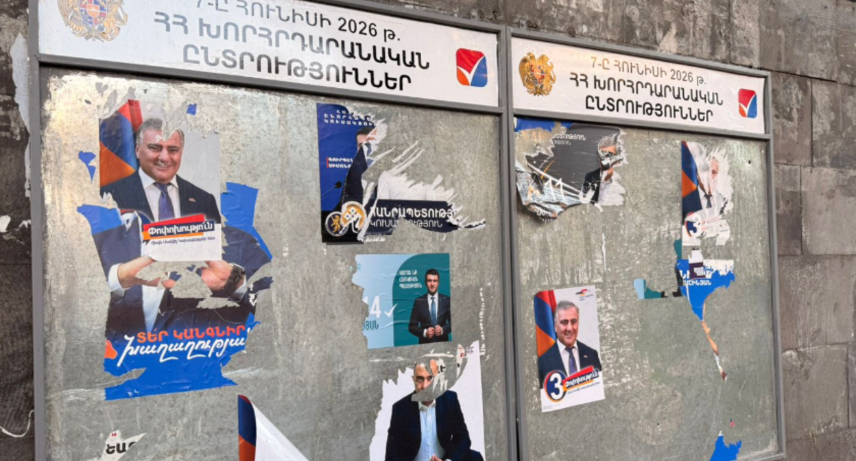 Сорванные агитплакаты политсил, в том числе "Сильной Армении", в Ереване. Фото "Кавказского узла". Сорванные агитплакаты политсил, в том числе "Сильной Армении", в Ереване. Фото "Кавказского узла".