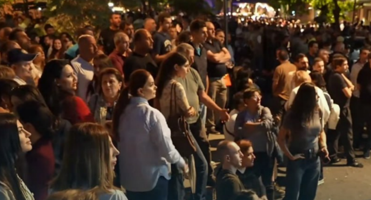 Акция протеста у здания ЦИК Армении. Фото Armlur от 14.06.26, https://t.me/armluram/77688. Акция протеста у здания ЦИК Армении. Фото Armlur от 14.06.26, https://t.me/armluram/77688.