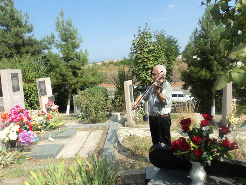 Скрипач на Мемориальном комплексе в Степанакерте.