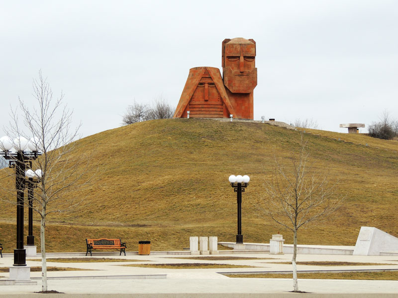 Памятник Дед и Баба на въезде в Степанакерт. Памятник Дед и Баба на въезде в Степанакерт.