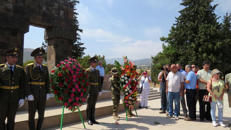 Группа гостей Степанакерта.